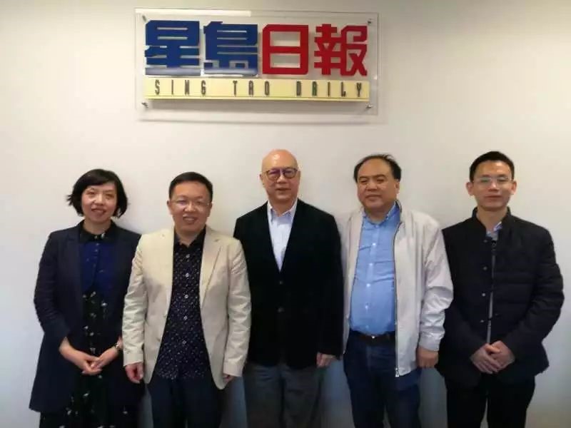 10月8日,中心代表团一行访问了悉尼《星岛日报》。《星岛日报》执行董事兼社长高文辉太平绅士、营业经理张腾寅,悉尼资深媒体人吴景亮等接待了中心代表团。 图1: 访谈活动现场 《星岛日报》已经有70多年的历史,这份起源于香港的中文媒体是全球第一大华文跨国媒体,在华人社会拥有广泛的影响力和品牌知名度。 图2: 悉尼《星岛日报》编辑部 高文辉社长介绍了《星岛日报》的历史,特别就传统报业的转型发展、媒体融合战略等与中心一行进行了深入讨论。高社长提出,《星岛日报》的读者群体正在发生变化,二代、三代华人和大陆移民等